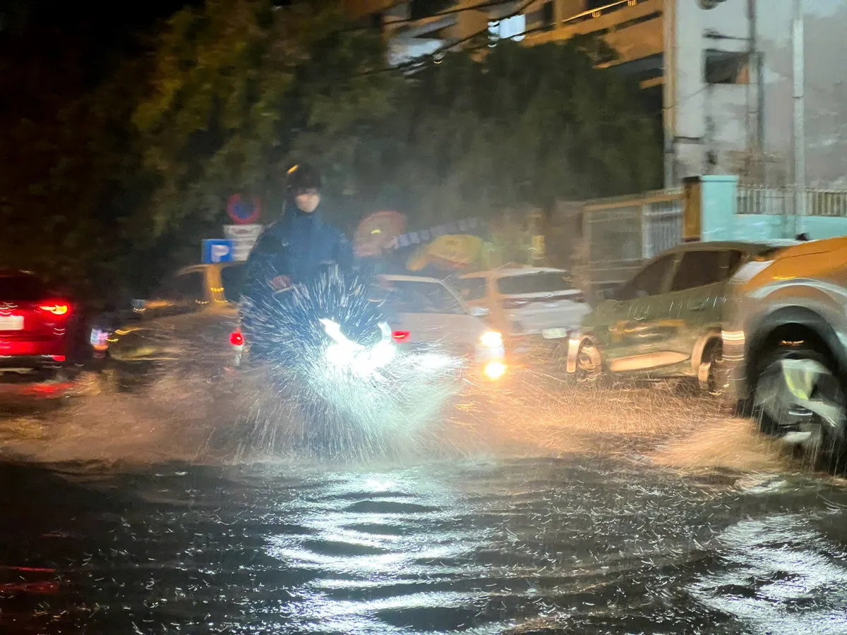 Dự báo mưa lớn còn tiếp tục ở miền Trung trong đêm nay và ngày mai (13/6), trọng tâm từ Huế đến Hà Tĩnh. Dự báo mưa lớn còn tiếp tục ở miền Trung trong đêm nay và ngày mai (13/6), trọng tâm từ Huế đến Hà Tĩnh.