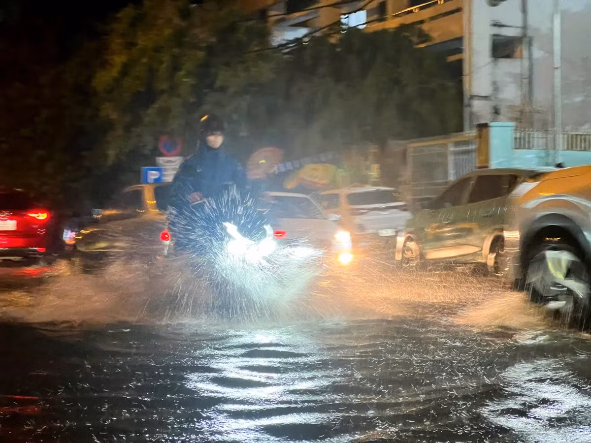 Dự báo mưa lớn còn tiếp tục ở miền Trung trong đêm nay và ngày mai (13/6), trọng tâm từ Huế đến Hà Tĩnh.