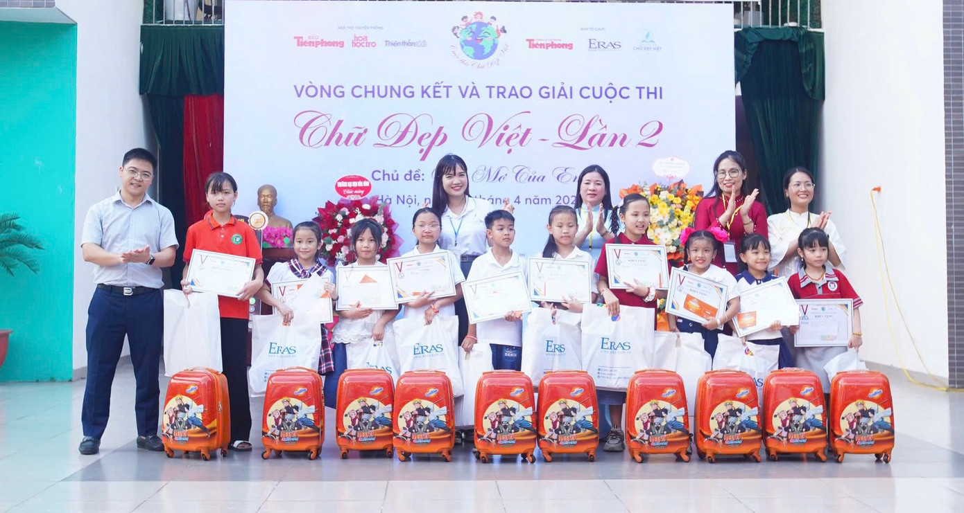 10 học sinh nhận giải Nhì cuộc thi. 10 học sinh nhận giải Nhì cuộc thi.