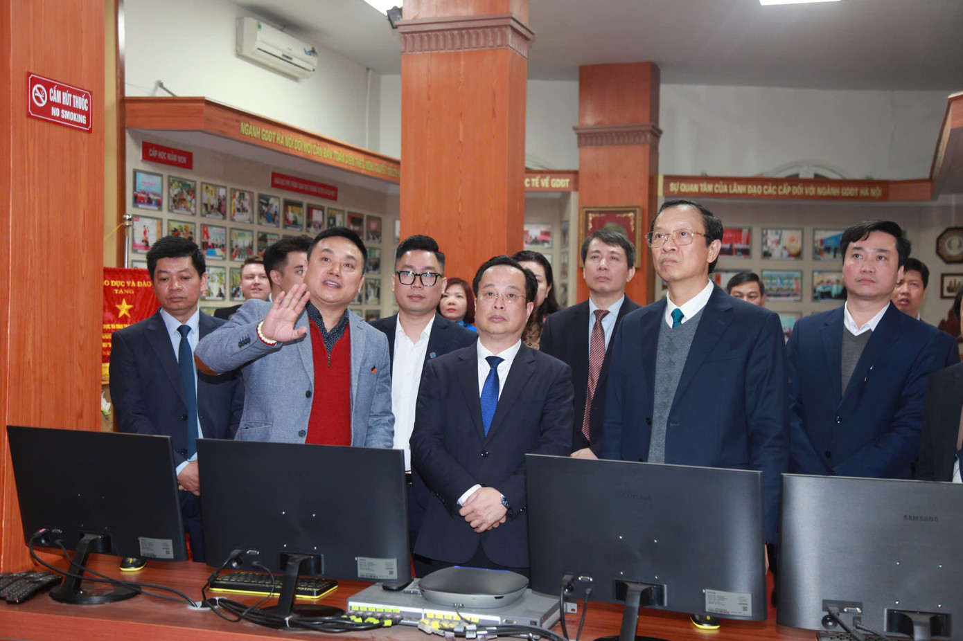 Lãnh đạo Bộ GD&ĐT kiểm tra Trung tâm điều hành Giáo dục thông minh của Sở GD&ĐT Hà Nội. Lãnh đạo Bộ GD&ĐT kiểm tra Trung tâm điều hành Giáo dục thông minh của Sở GD&ĐT Hà Nội.