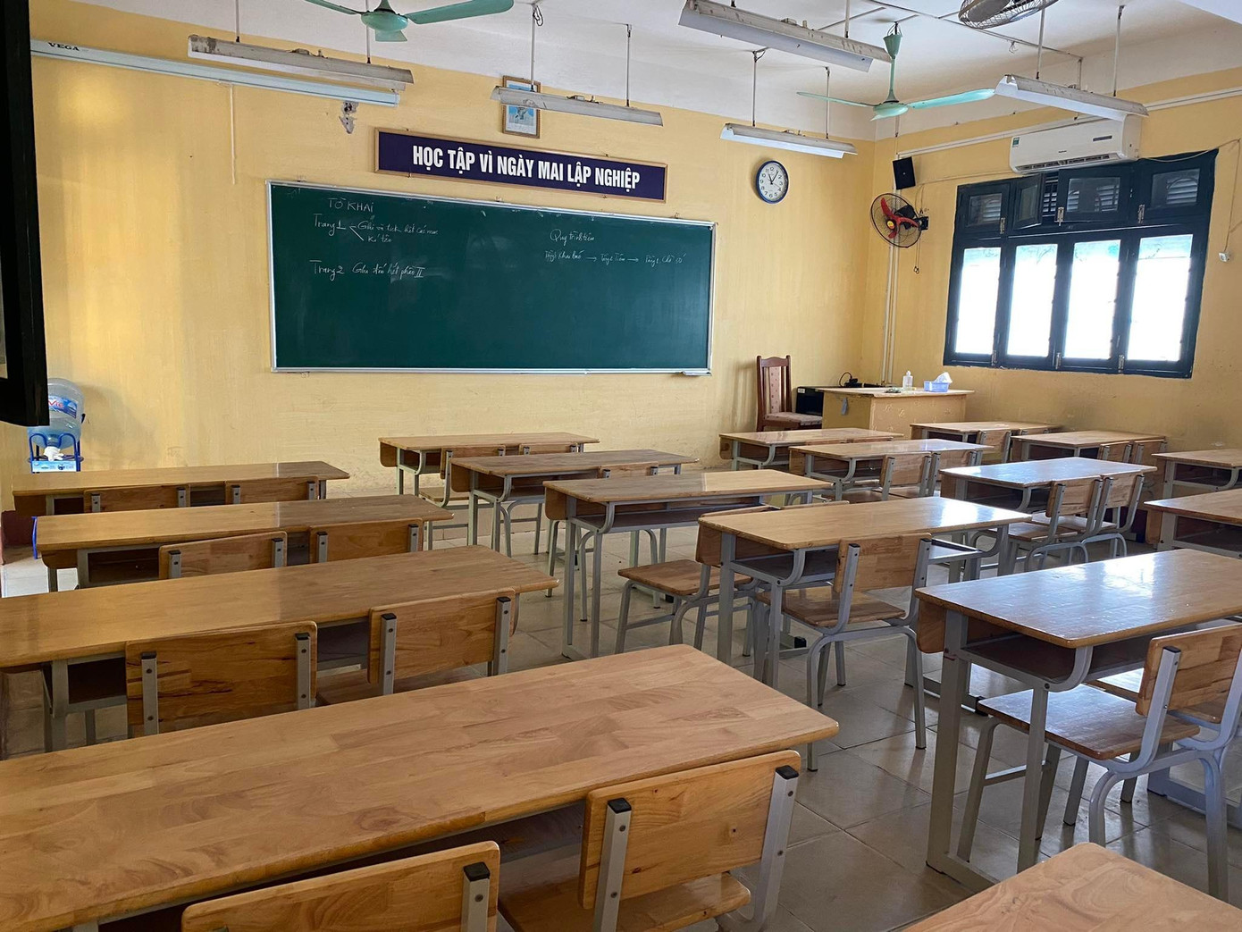 Bàn ghế được sắp xếp gọn gàng, lau chùi sạch đẹp sau nhiều tháng vắng bóng học sinh. Bàn ghế được sắp xếp gọn gàng, lau chùi sạch đẹp sau nhiều tháng vắng bóng học sinh.