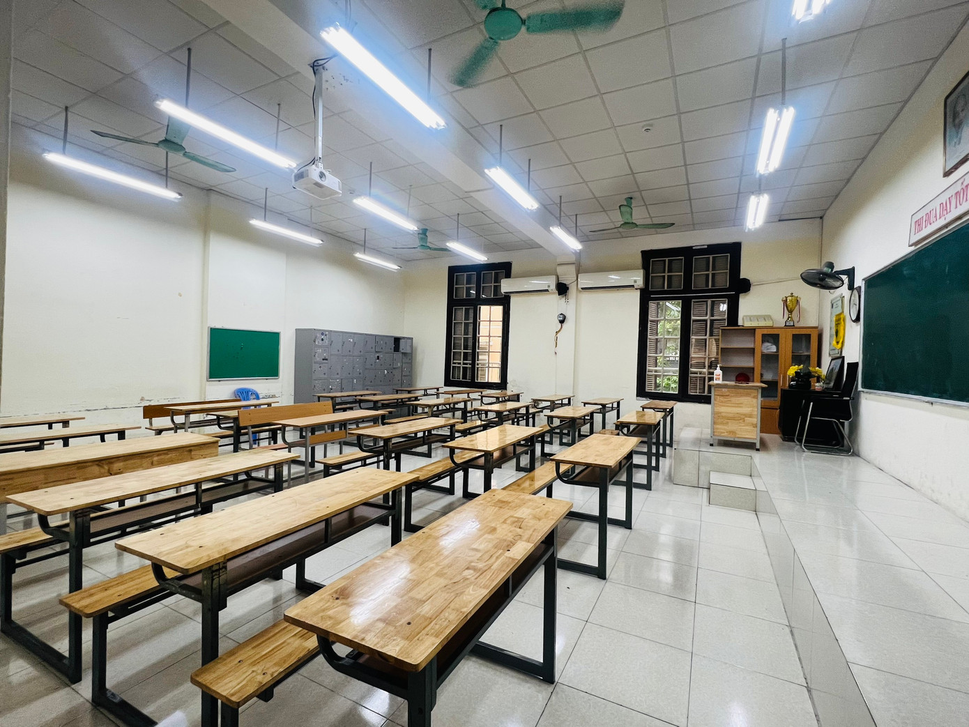 Mỗi phòng thi đặt 24 bàn thi đảm bảo khoảng cách, đèn điện đủ ánh sáng, quạt mát... Mỗi phòng thi đặt 24 bàn thi đảm bảo khoảng cách, đèn điện đủ ánh sáng, quạt mát...