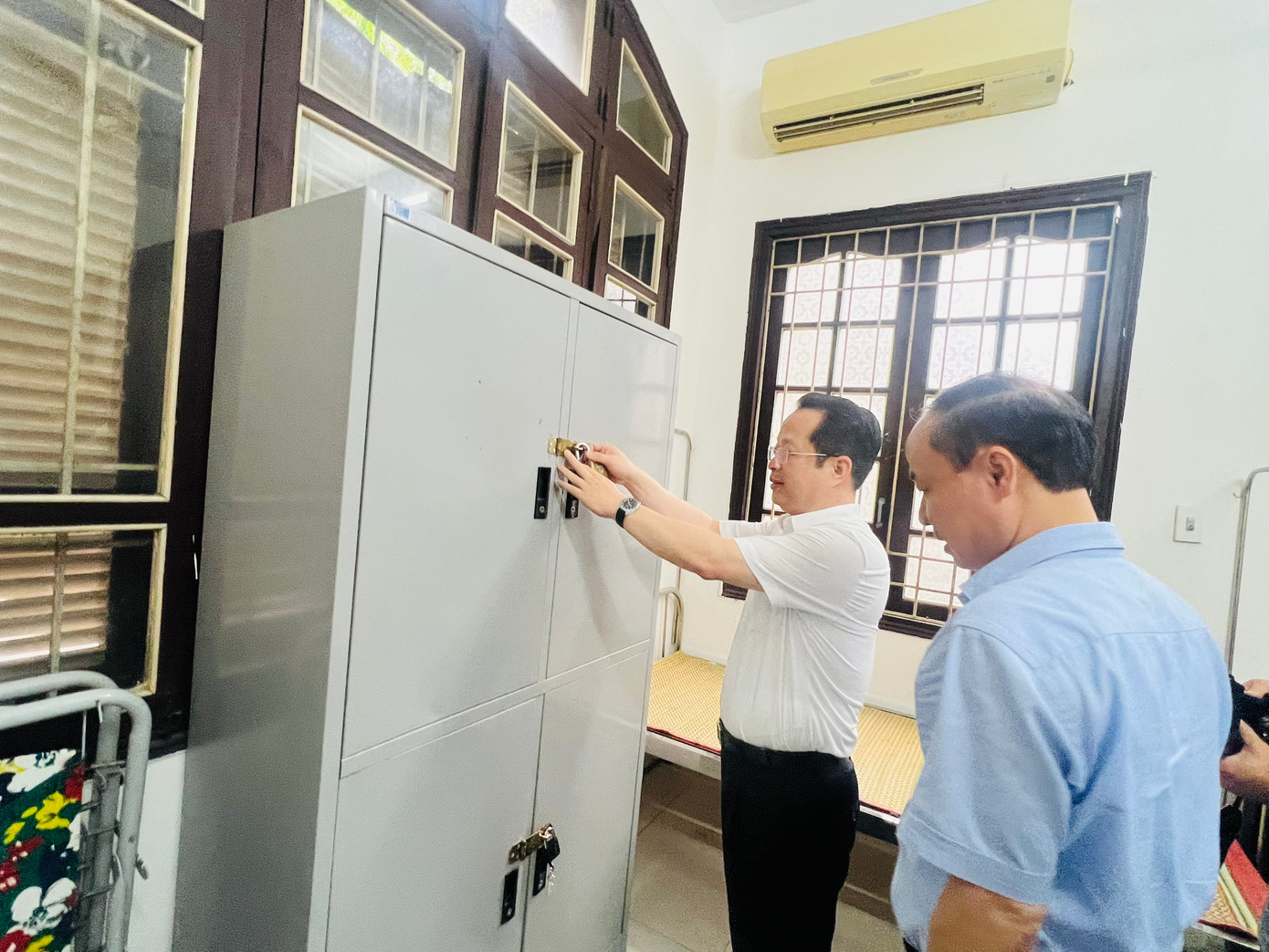 Đoàn kiểm tra tủ chứa đề thi, bài thi. Ngoài ra, đoàn kiểm tra cũng lưu ý các điểm thi rà soát tất cả các điều kiện an ninh, an toàn. Đoàn kiểm tra tủ chứa đề thi, bài thi. Ngoài ra, đoàn kiểm tra cũng lưu ý các điểm thi rà soát tất cả các điều kiện an ninh, an toàn.