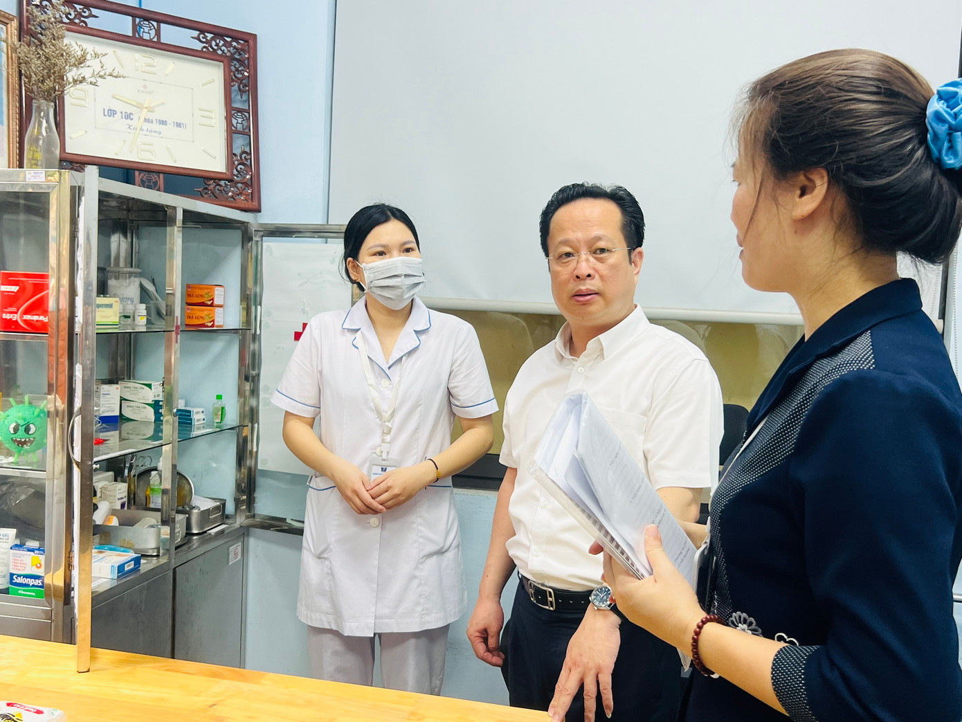 Đoàn kiểm tra phòng Y tế, nghe báo cáo về sự chuẩn bị điều kiện thuốc men cần thiết. Đoàn kiểm tra phòng Y tế, nghe báo cáo về sự chuẩn bị điều kiện thuốc men cần thiết.