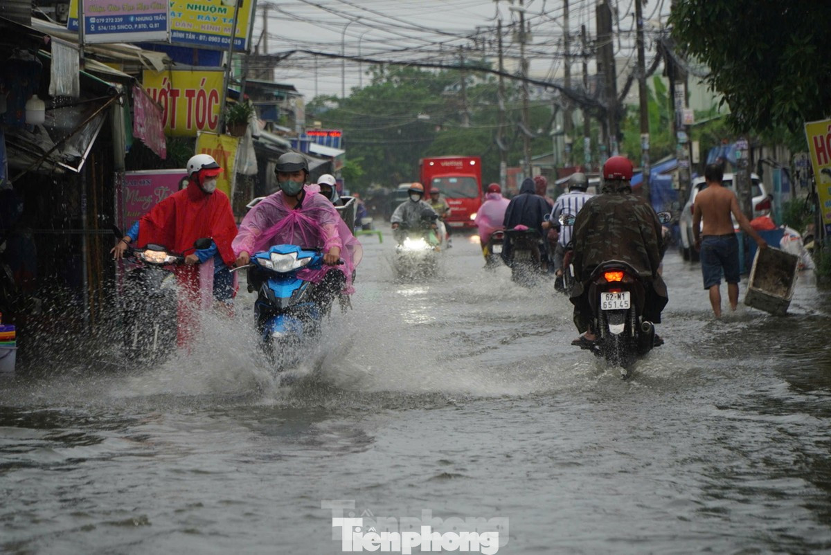 Nam Bộ, phía nam Tây Nguyên và miền Trung hôm nay tiếp tục có mưa dông.
