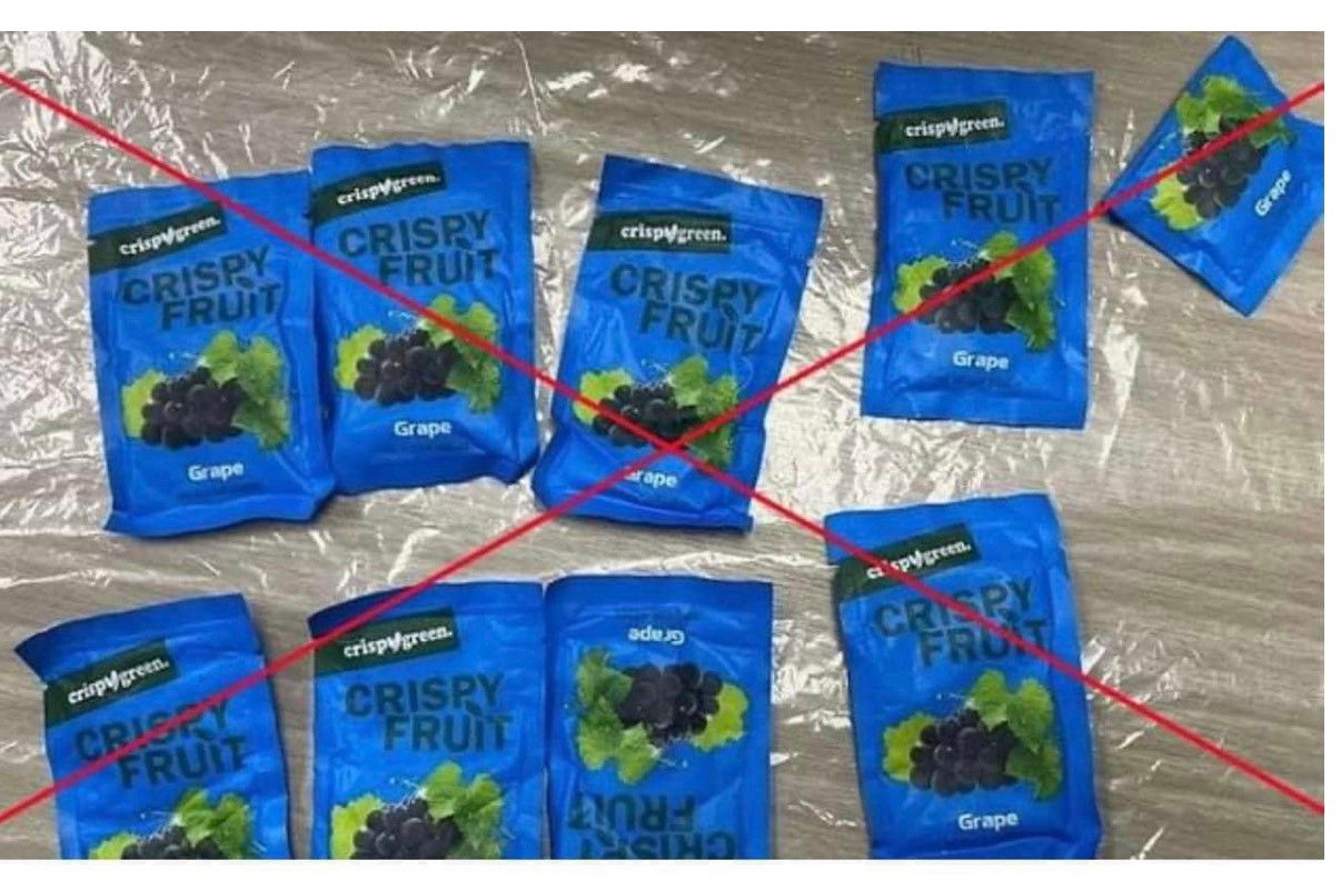 Một số loại kẹo không rõ nguồn gốc thu hút học sinh.