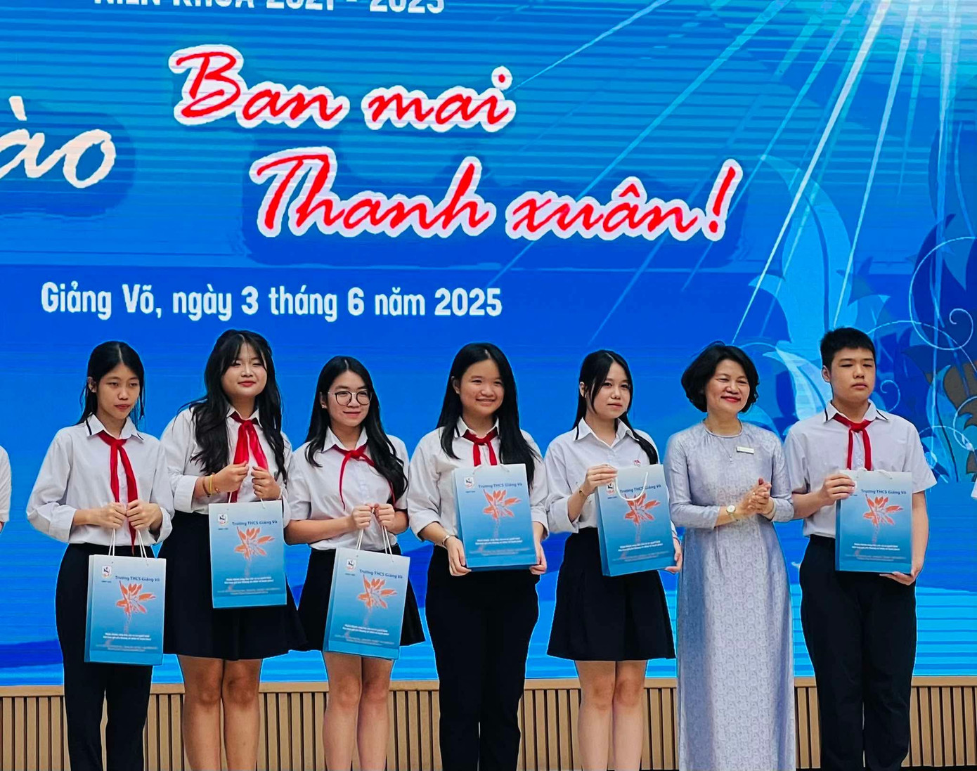 Học sinh nhận quà của thầy cô giáo trong lễ trưởng thành. Học sinh nhận quà của thầy cô giáo trong lễ trưởng thành.