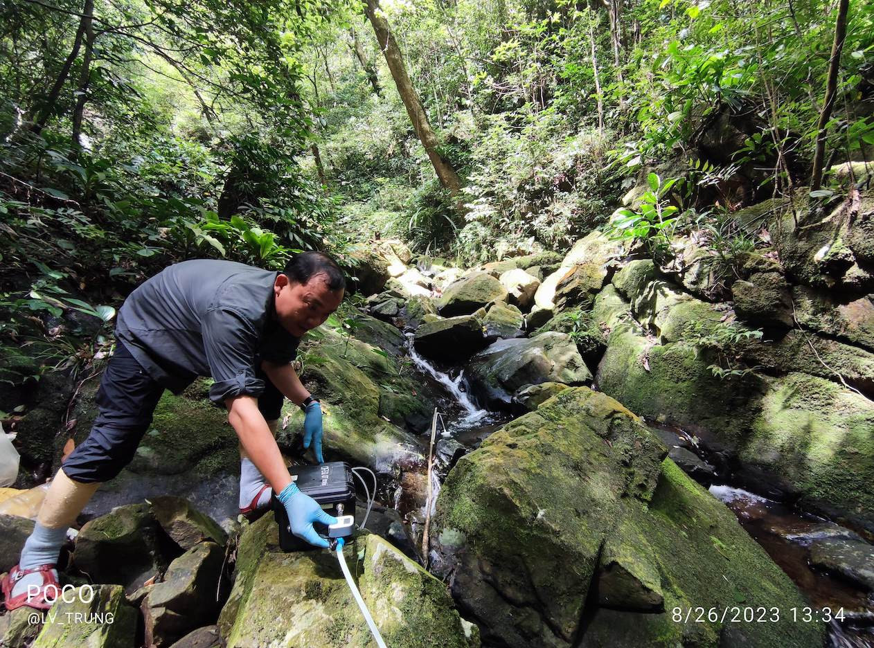 Các nhà bảo tồn thu thập mẫu nước để tìm kiếm dấu vết loài Sao La tại tỉnh Quảng Bình. Ảnh: WWF - Việt Nam.