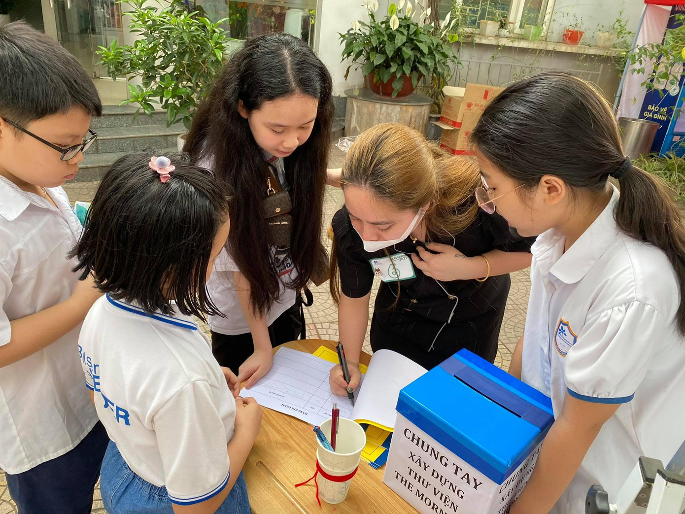 Phụ huynh, khách mời cùng chung tay xây dựng thư viện sách cho học trò Miền trung.