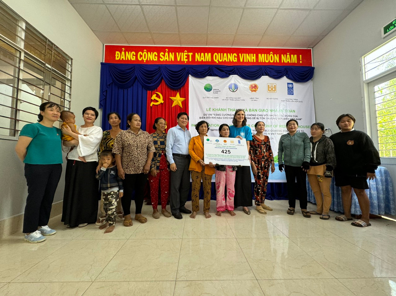 Các hộ nghèo, người cao tuổi và hộ do phụ nữ làm chủ sẽ được ưu tiên trao tặng các ngôi nhà an toàn. Trong ảnh bà Ramla Khalidi, Trưởng đại diện UNDP tại Việt Nam chụp ảnh cùng các hộ dân được trao tặng nhà an toàn dịp này.