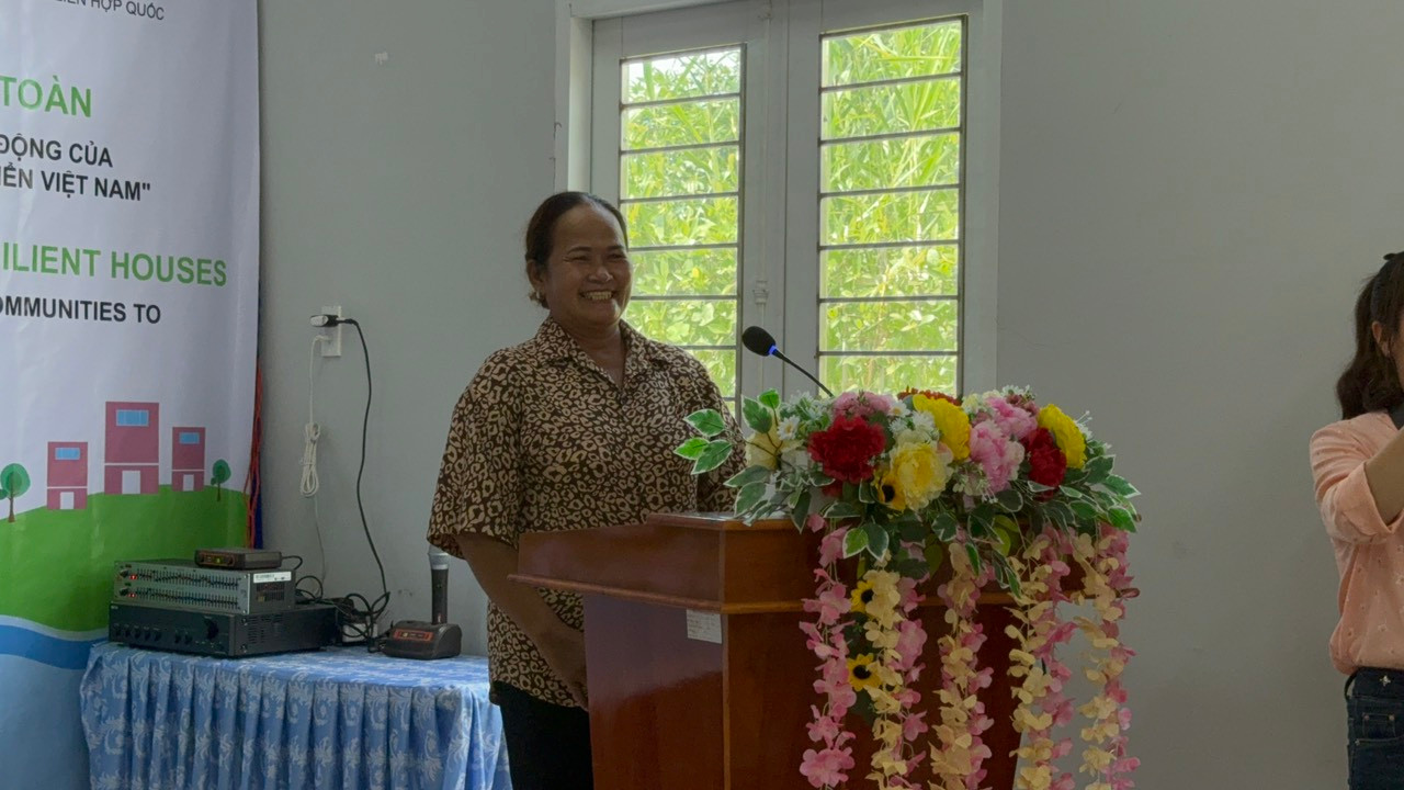 Chị Nguyễn Thị Hết, một trong những hộ dân được trao tặng nhà an toàn dịp này.