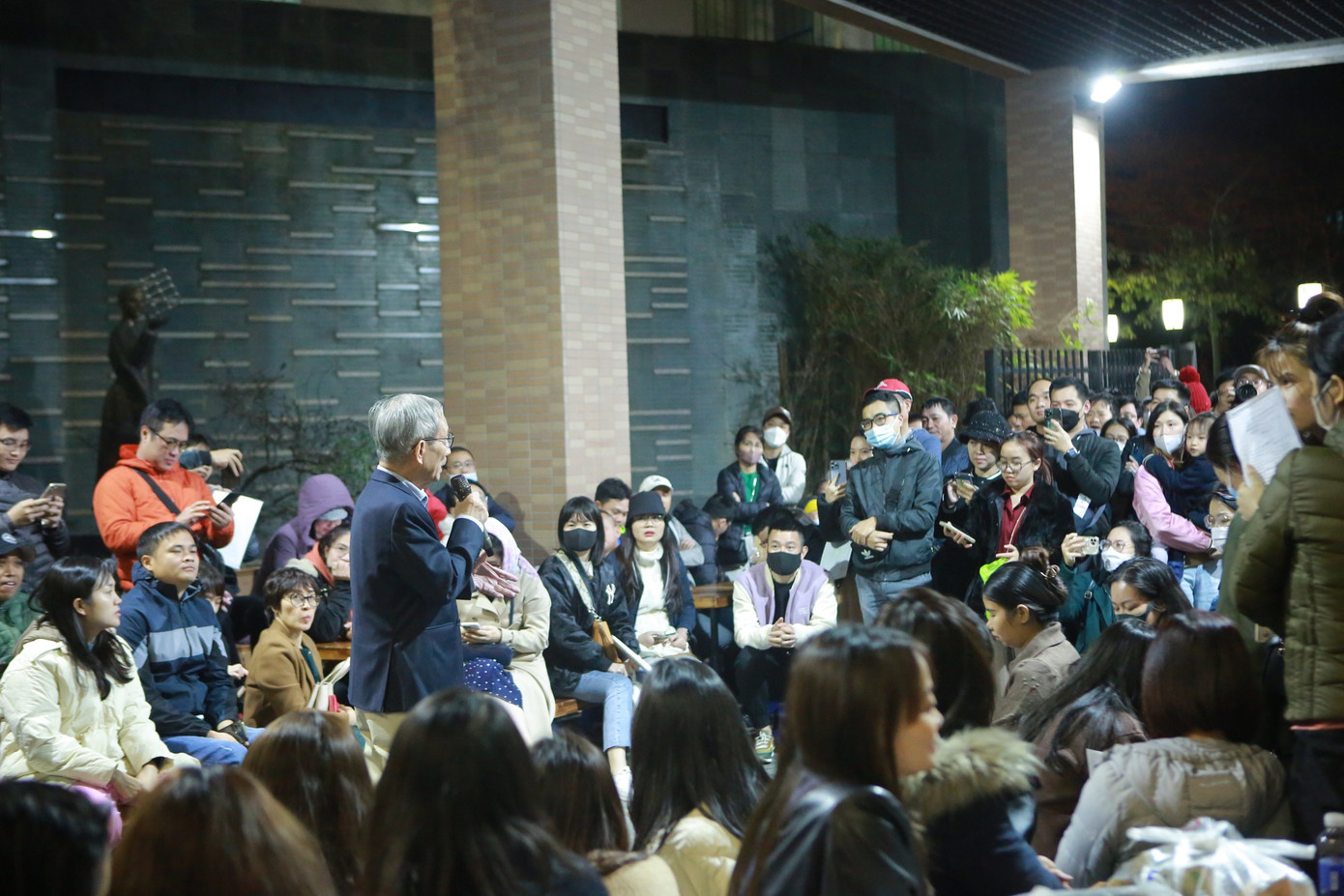 Ông Nguyễn Xuân Khang, Hiệu trưởng Trường Marie Curie Hà Nội trao đổi với phụ huynh trong đêm xếp hàng mua hồ sơ. (Trọng Tài)