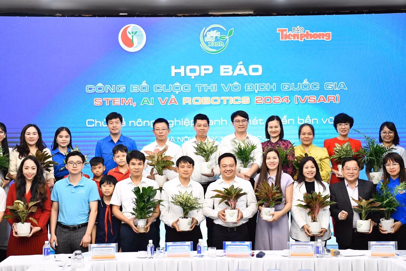 Ban tổ chức tặng cây xanh, truyền đi thông điệp bảo vệ môi trường, vì một thế giới xanh tới khách mời, đại biểu dự chương trình. Ban tổ chức tặng cây xanh, truyền đi thông điệp bảo vệ môi trường, vì một thế giới xanh tới khách mời, đại biểu dự chương trình.