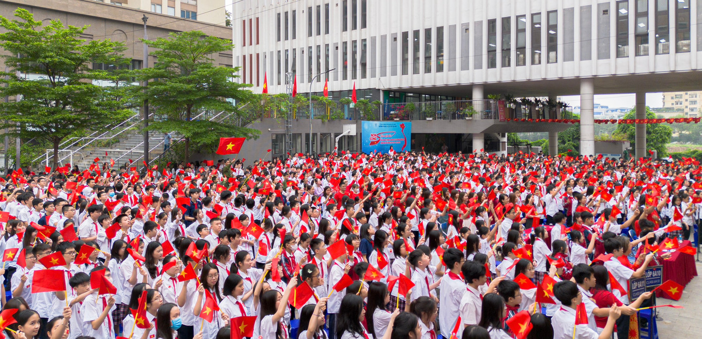 Sân trường đỏ rực màu cờ, rộn rã tiếng ca. Sân trường đỏ rực màu cờ, rộn rã tiếng ca.