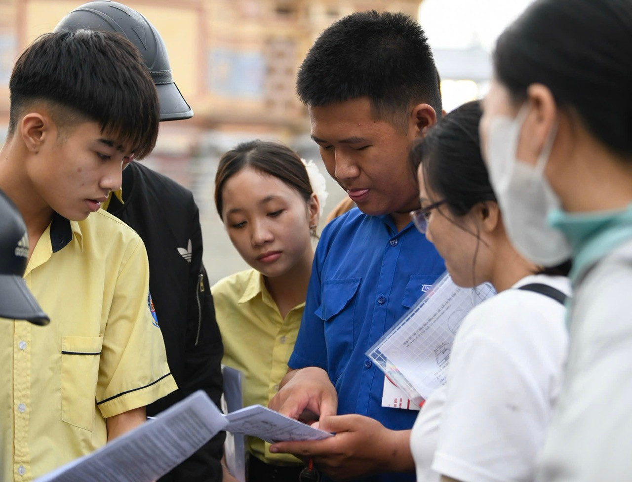 Đặc biệt là đề thi Tiếng Anh, khiến học sinh trường chuyên, học sinh giỏi cũng hoang mang. (ảnh: Như Ý) Đặc biệt là đề thi Tiếng Anh, khiến học sinh trường chuyên, học sinh giỏi cũng hoang mang. (ảnh: Như Ý)