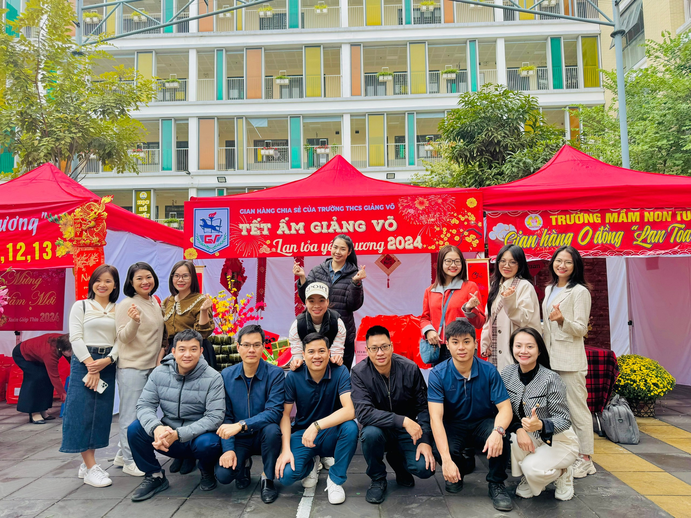 Thầy cô chuẩn bị gian hàng với nhiều phần quà tặng người nghèo.