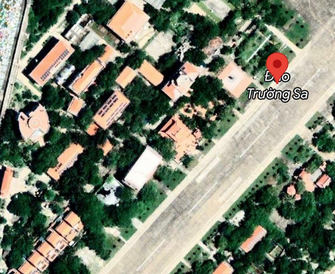 Nhìn trên Google Map, Quốc kỳ gốm của Việt Nam ở đảo Trường Sa Lớn không còn màu đỏ.