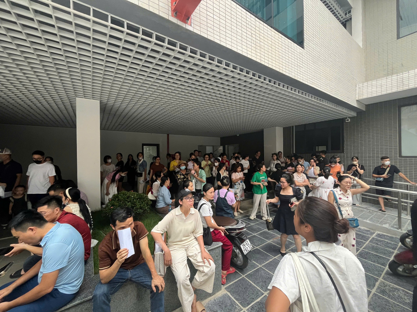 Đông đảo phụ huynh tập trung tại Trường tiểu học là Tây Mỗ 3 ngày 21/8. Đông đảo phụ huynh tập trung tại Trường tiểu học là Tây Mỗ 3 ngày 21/8.