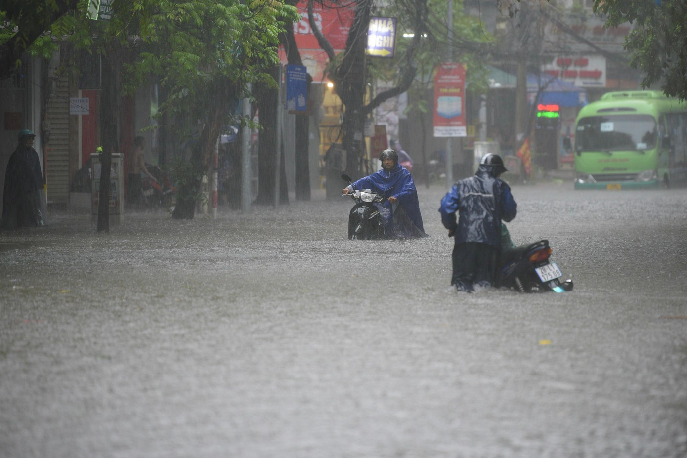 Hà Nội có mưa dông rất lớn trong đêm nay và ngày mai (10-11/8).