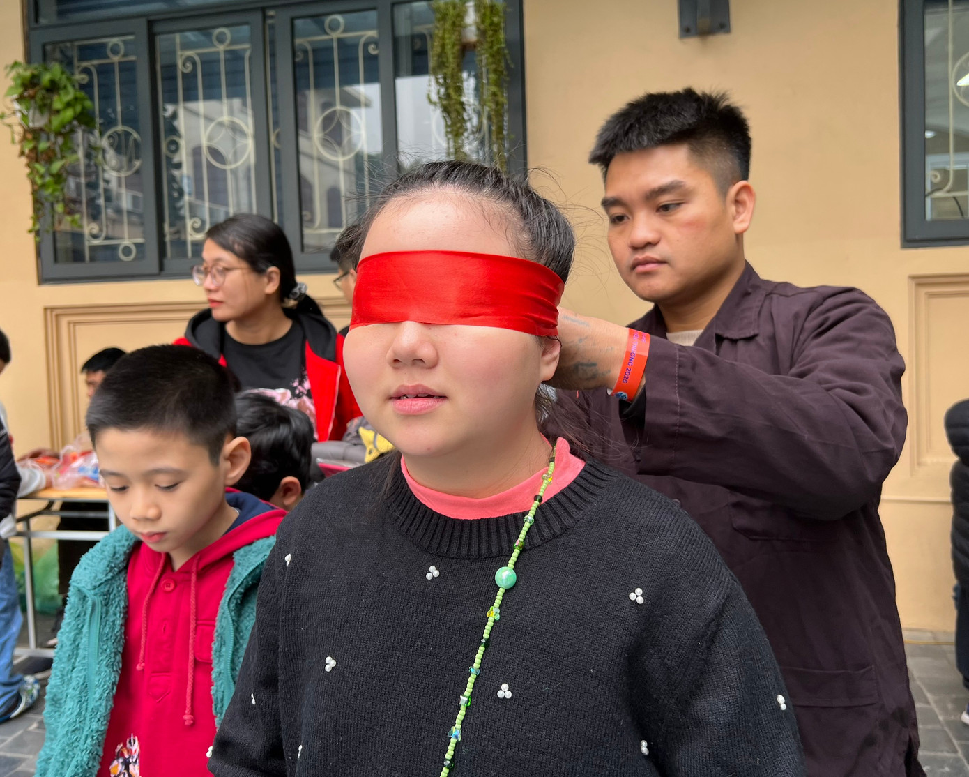 Học sinh Hà Nội tham gia trò chơi bịt mắt đánh trống trong chương trình lễ hội đón Tết. Học sinh Hà Nội tham gia trò chơi bịt mắt đánh trống trong chương trình lễ hội đón Tết.