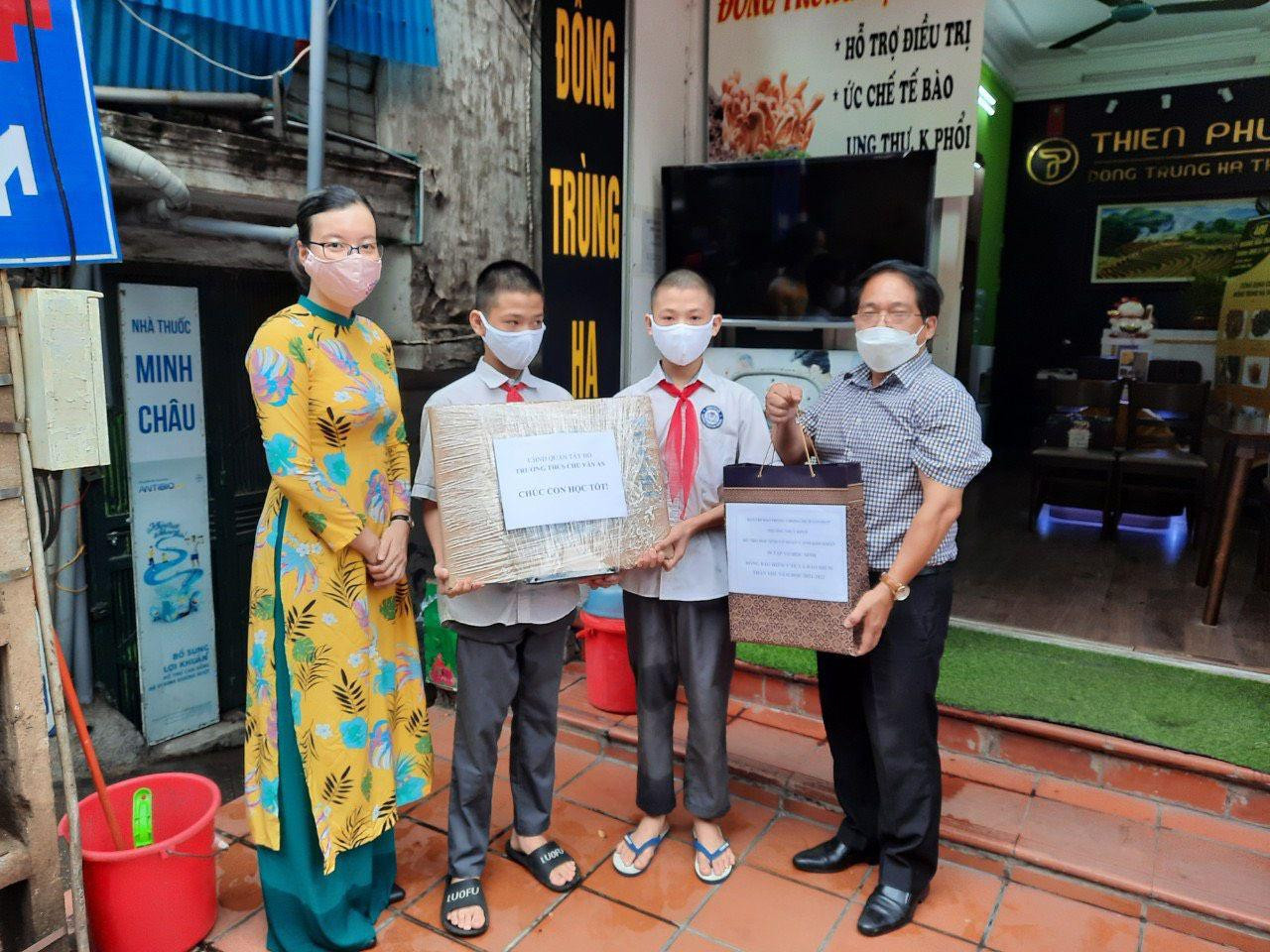 Trường THCS Chu Văn An, quận Tây Hồ (Hà Nội) tặng máy tính cho học sinh. Trường THCS Chu Văn An, quận Tây Hồ (Hà Nội) tặng máy tính cho học sinh.