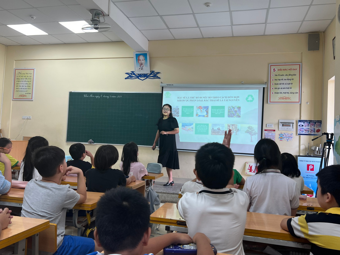 Học sinh Trường tiểu học Hoàng Diệu, quận Ba Đình trong một giờ học về phân loại rác. Học sinh Trường tiểu học Hoàng Diệu, quận Ba Đình trong một giờ học về phân loại rác.