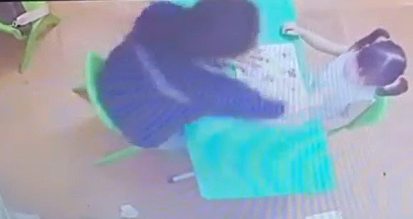Cô giáo dùng tay đánh liên tiếp vào mặt trẻ (ảnh cắt từ video).