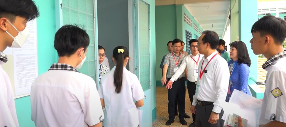 Thứ trưởng Bộ GD&ĐT Hoàng Minh Sơn kiểm tra thi tại một điểm thi tỉnh Vĩnh Long năm 2023. Thứ trưởng Bộ GD&ĐT Hoàng Minh Sơn kiểm tra thi tại một điểm thi tỉnh Vĩnh Long năm 2023.