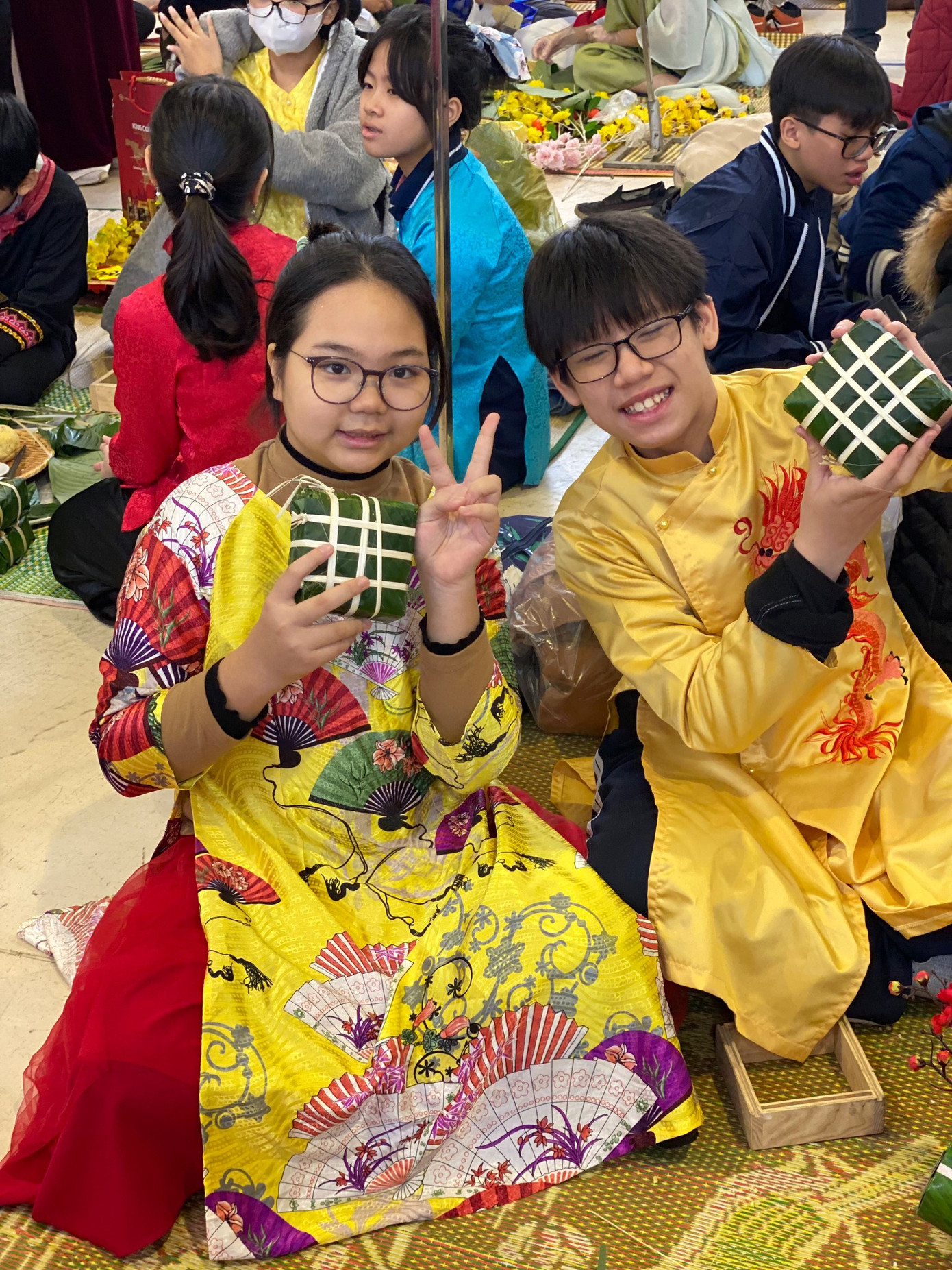 Bánh sau khi được gói sẽ đưa về các lớp cho các em hưởng thụ thành quả của mình đồng thời mang tặng cho học sinh có hoàn cảnh khó khăn của trường.