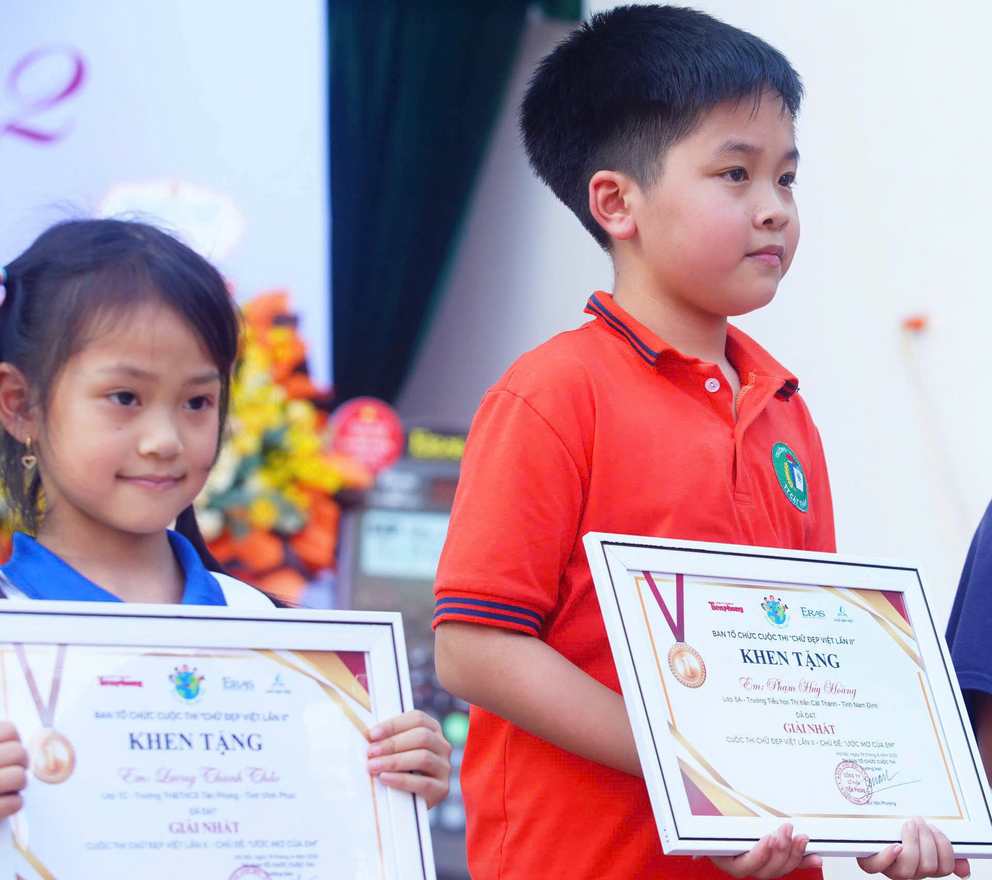 Phạm Huy Hoàng (bên phải), thí sinh hai năm liên tiếp đạt giải Nhất cuộc thi Chữ đẹp Việt.