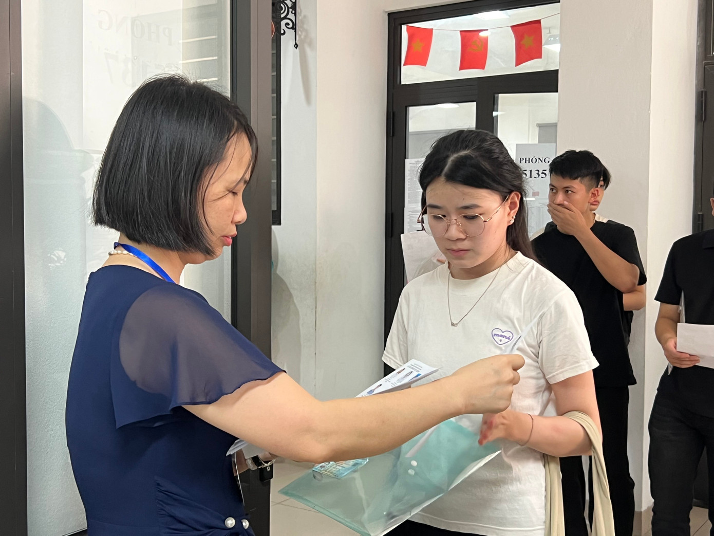 Sáng nay (26/6), thí sinh dự Kỳ thi Tốt nghiệp THPT 2025 trên toàn quốc bắt đầu làm bài thi môn Ngữ văn. (ảnh: Hà Linh)