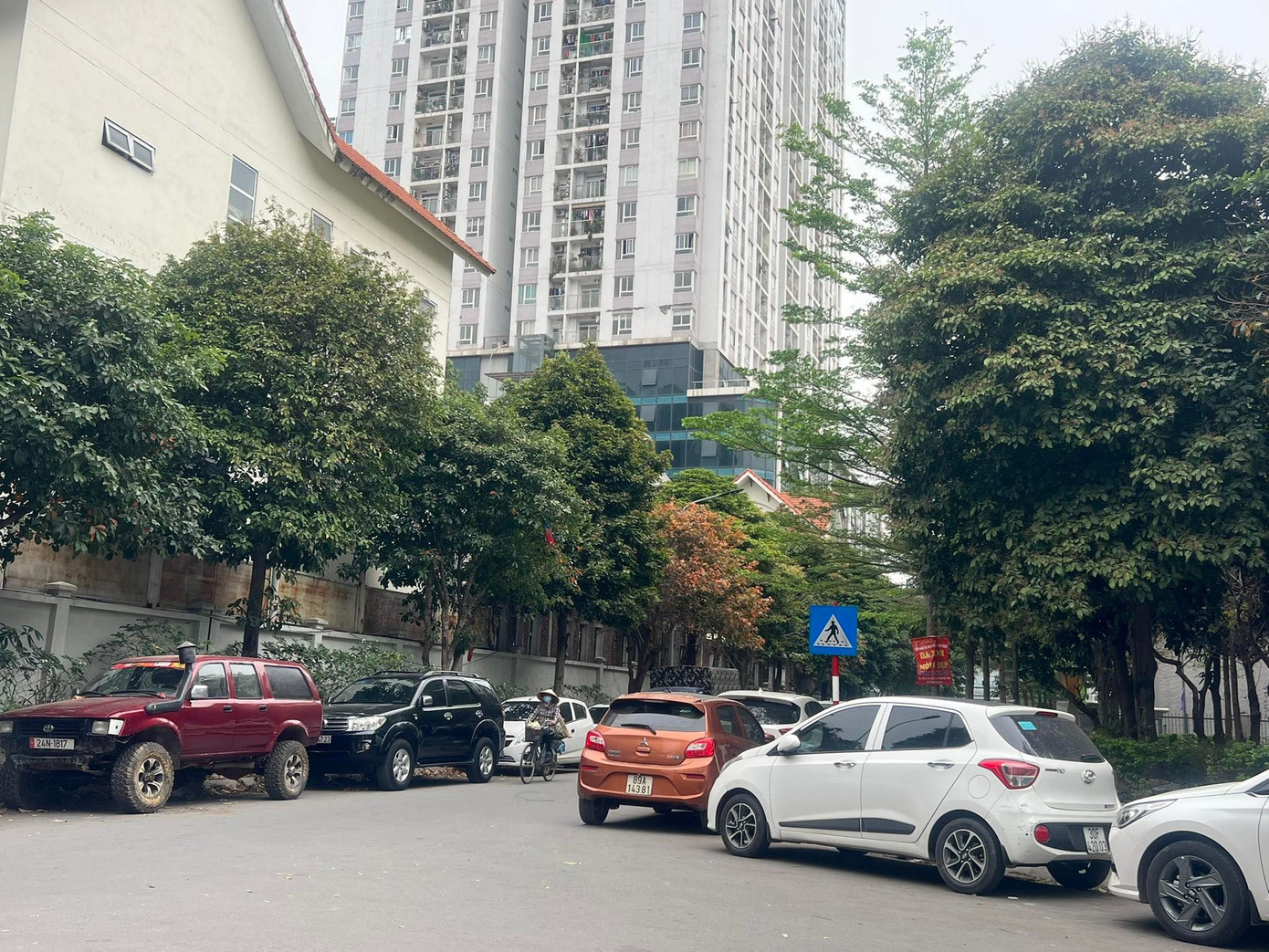 Mỗi ngày, phụ huynh đưa đón con cộng với xe đỗ lòng đường gây kẹt cứng. Mỗi ngày, phụ huynh đưa đón con cộng với xe đỗ lòng đường gây kẹt cứng.