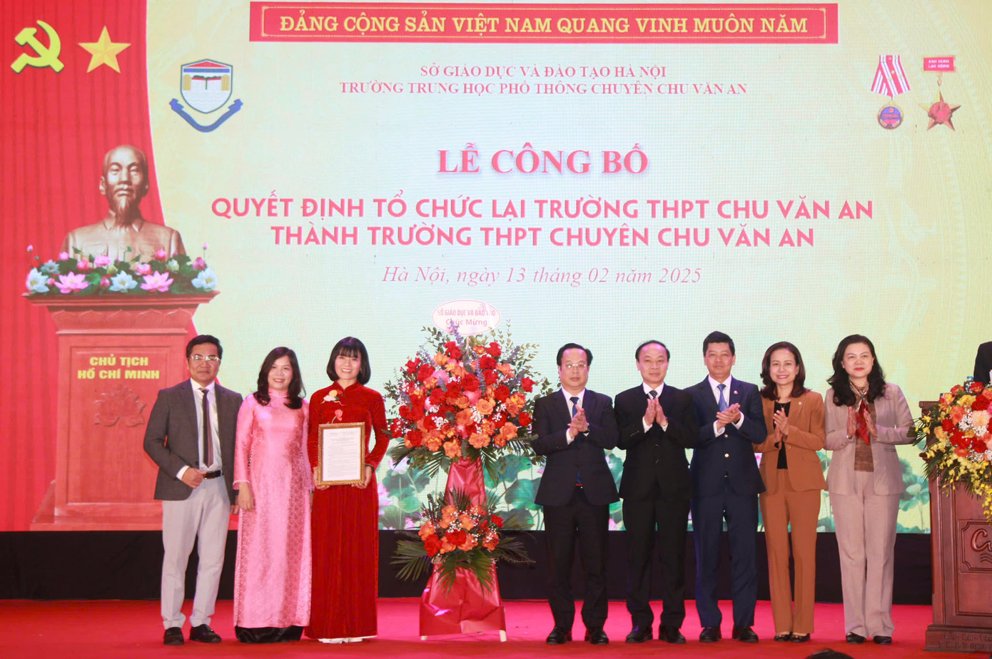 Lãnh đạo Sở GD&ĐT Hà Nội trao quyết định và tặng hoa chúc mừng Ban giám hiệu Trường THPT Chuyên Chu Văn An. Lãnh đạo Sở GD&ĐT Hà Nội trao quyết định và tặng hoa chúc mừng Ban giám hiệu Trường THPT Chuyên Chu Văn An.