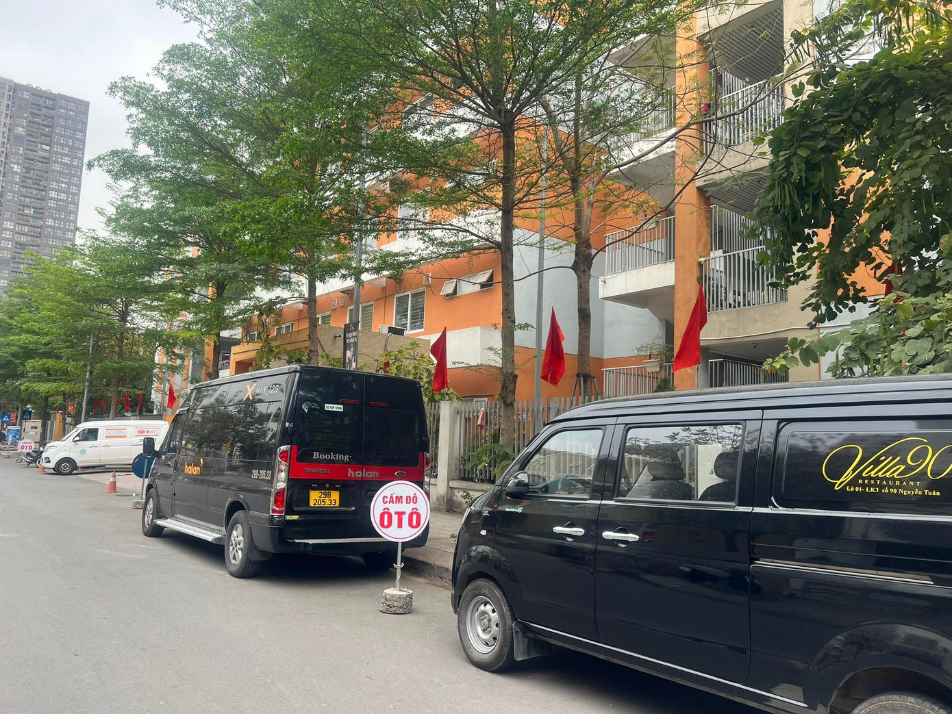 Bất chấp biển "cấm đỗ" nhiều xe ô tô đỗ kín lòng đường. Bất chấp biển "cấm đỗ" nhiều xe ô tô đỗ kín lòng đường.