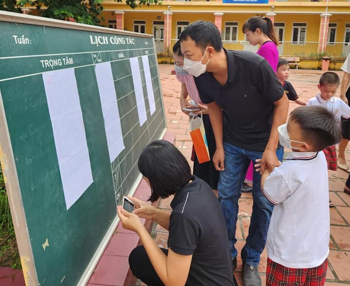 Phụ huynh Trường tiểu học Hữu Hòa xem thông tin tuyển sinh đầu cấp tại trường. Phụ huynh Trường tiểu học Hữu Hòa xem thông tin tuyển sinh đầu cấp tại trường.