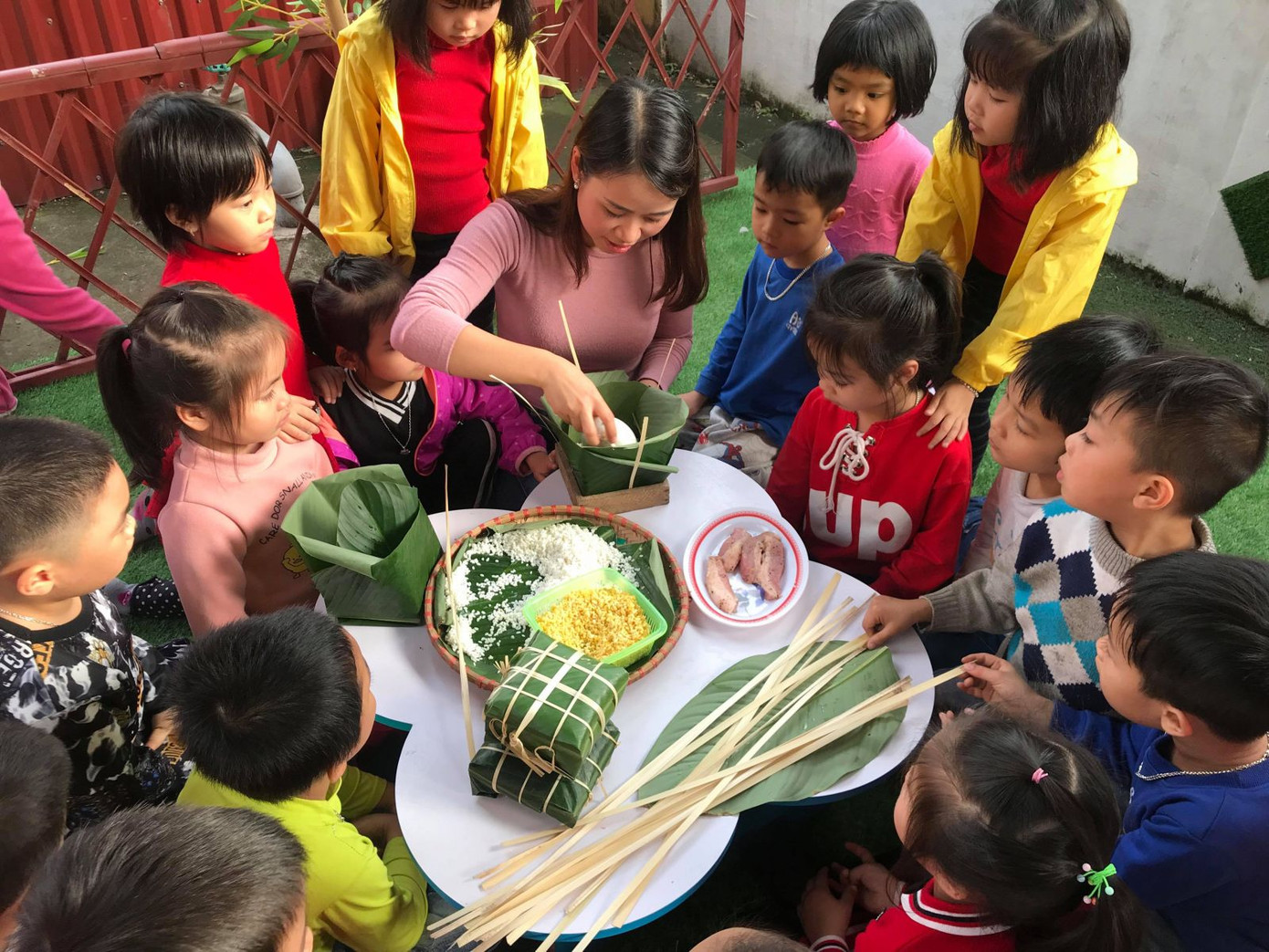Các trường công lập hằng năm không có thưởng Tết mà thường có khoản tiết kiệm chi tiêu từ ngân sách nhằm động viên thầy cô có thêm &quot;nồi bánh chưng&quot;.