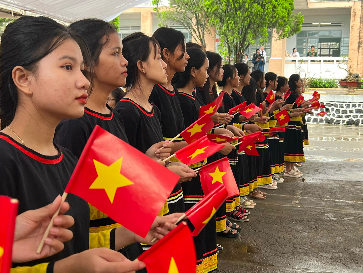 Học sinh nhà trường náo nức cờ hoa.