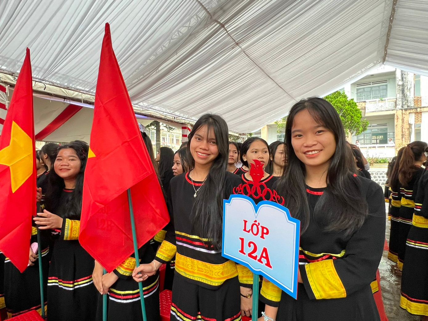 400 học sinh và thầy cô giáo có mặt tại trường với trang phục truyền thống, rực rỡ dự lễ khai giảng.