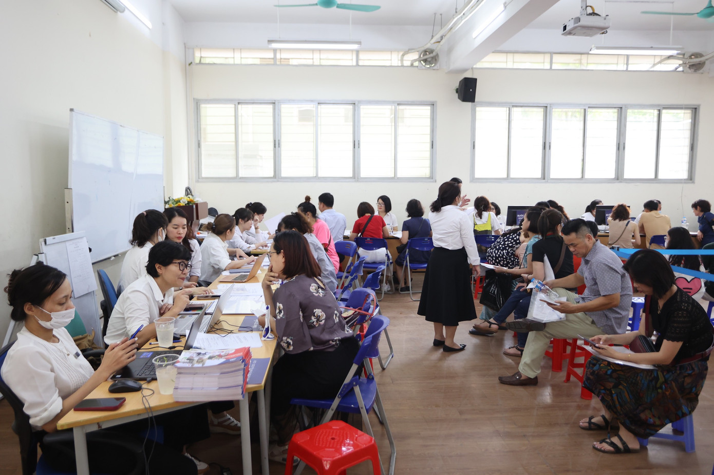 Và cả trong phòng, những phụ huynh đủ điều kiện làm thủ tục nhập học.