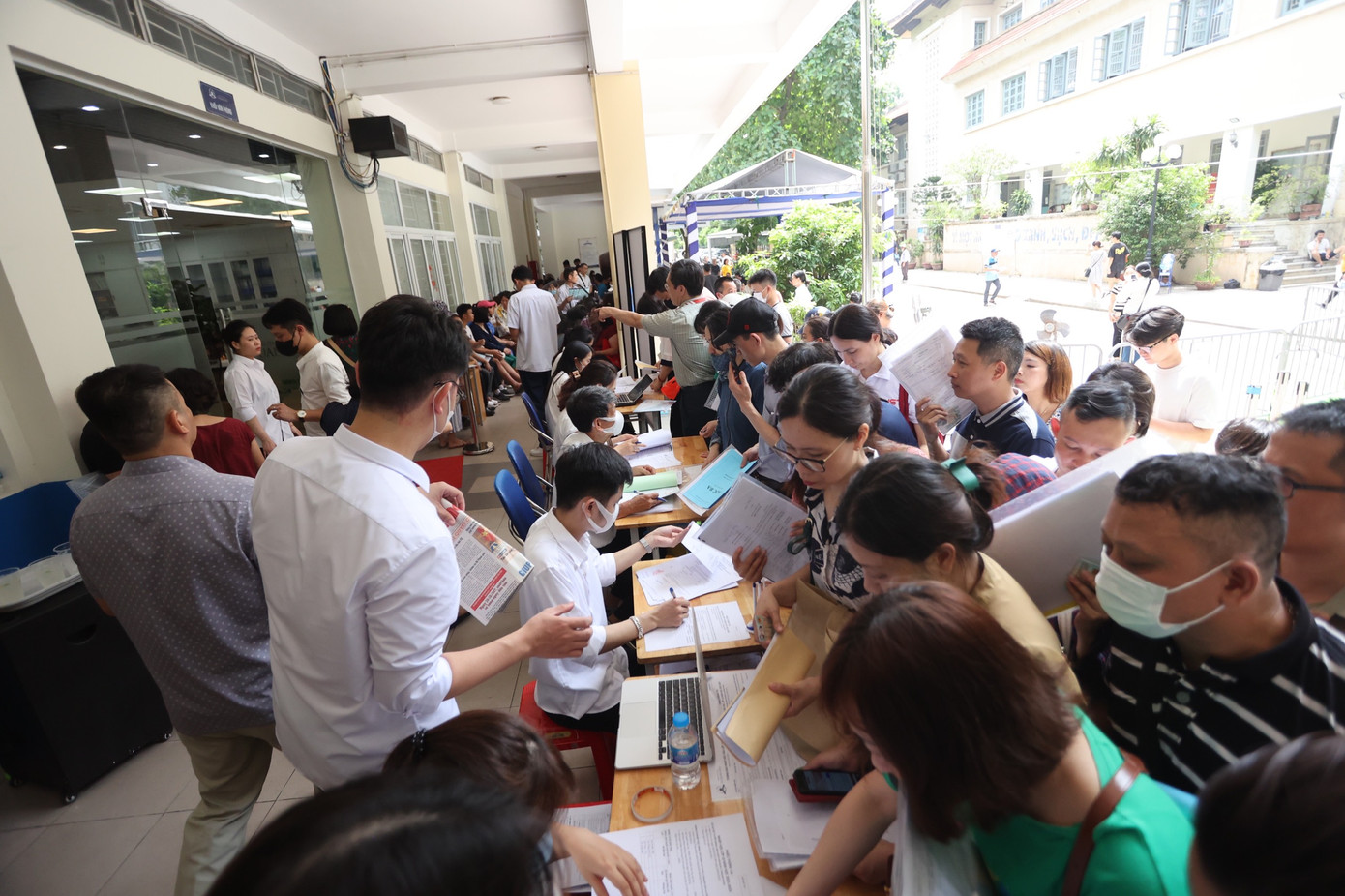 Bên trong, trường này bố trí nhiều bàn tiếp nhận hồ sơ