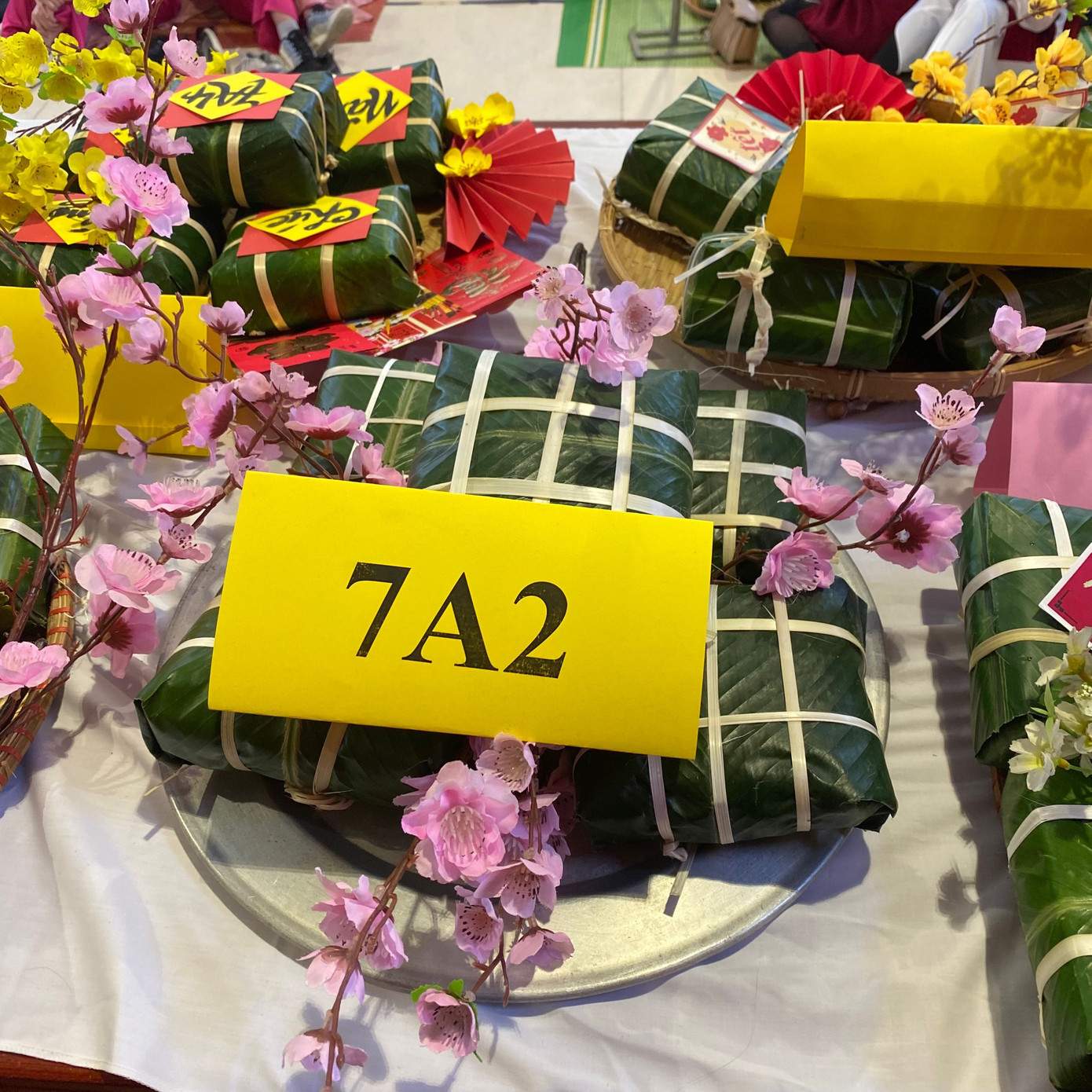 Thời điểm này, nhiều trường ở Hà Nội tổ chức gói bánh chưng cho học sinh trải nghiệm, hưởng không khí Tết. Thời điểm này, nhiều trường ở Hà Nội tổ chức gói bánh chưng cho học sinh trải nghiệm, hưởng không khí Tết.