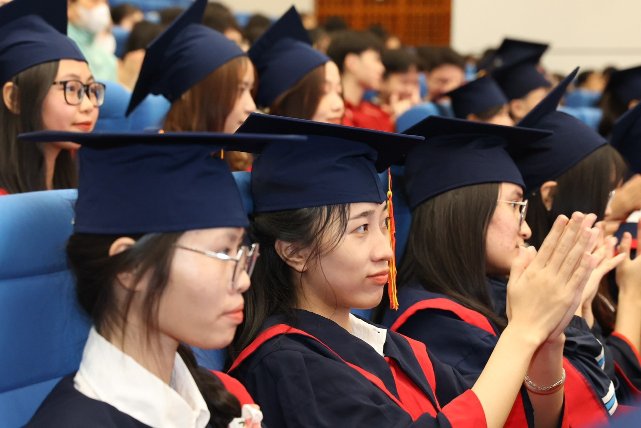 Hoàng Thị Oanh (ở giữa) thủ khoa đầu vào của Học viện Tài chính nói rằng: nhà nghèo nên toàn bộ khoản học phí em dự định đi vay rồi tốt nghiệp đi làm trả dần. Được tặng học bổng, tham quan Hà Nội, em xúc động đến mức mất ngủ.