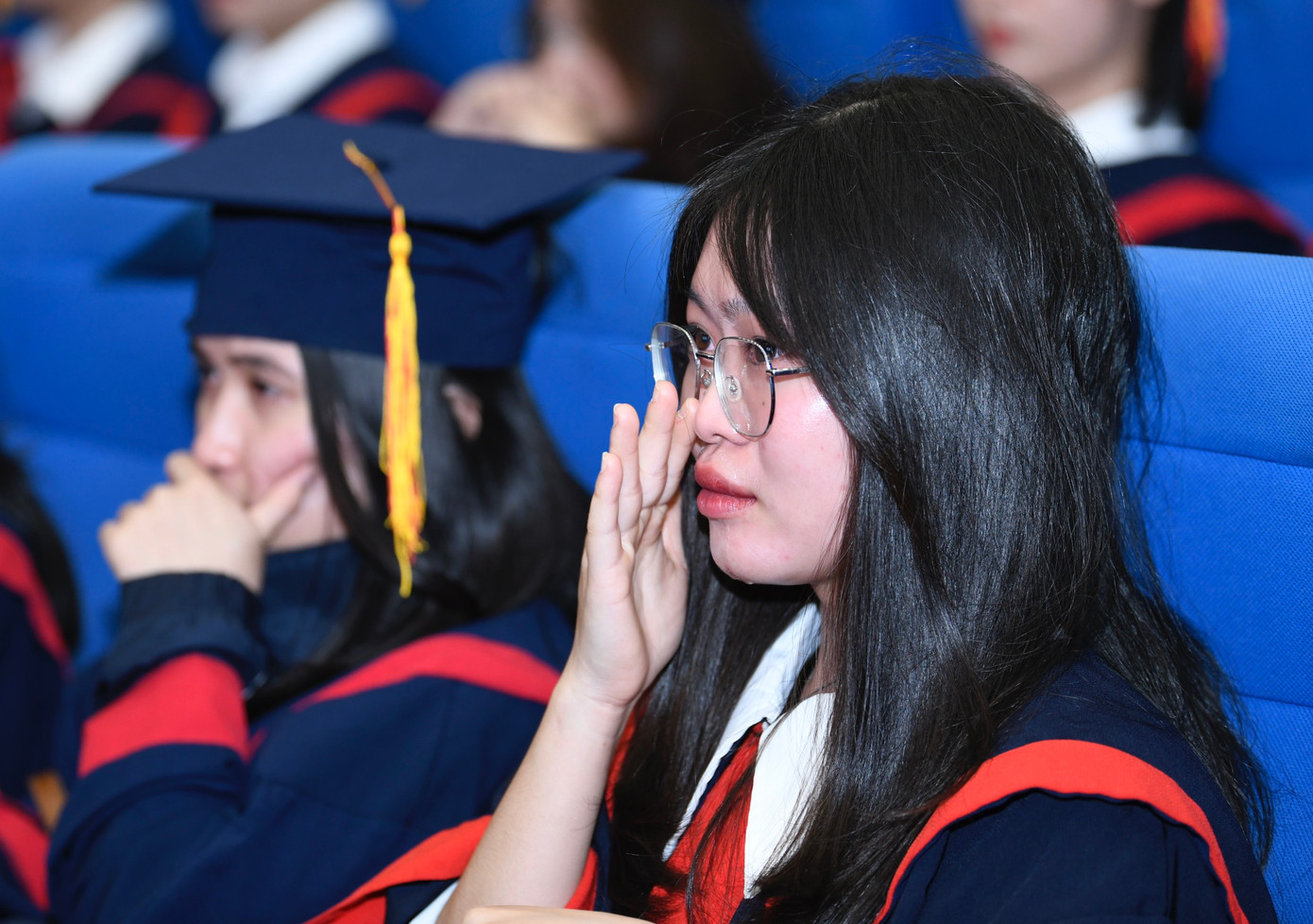 Nghe câu chuyện của Hậu và nhiều sinh viên khác những giọt nước mắt đã rơi vì xúc động.