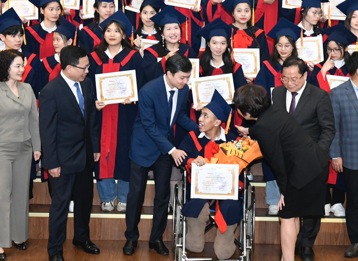 Phạm Ngọc Hưng, ĐH Kinh tế Kỹ thuật Công nghiệp, bị tật bẩm sinh cả 2 chân phải ngồi xe lăn. Em cũng có gia cảnh khó khăn khi chỉ có mình mẹ là chỗ dựa. Tại buổi lễ, Bí thư T.Ư Đoàn, Chủ tịch T.Ư Hội Sinh viên Việt Nam Nguyễn Minh Triết và đại diện Ban tổ chức trao tặng học bổng cũng như động viên, khích lệ tinh thần.