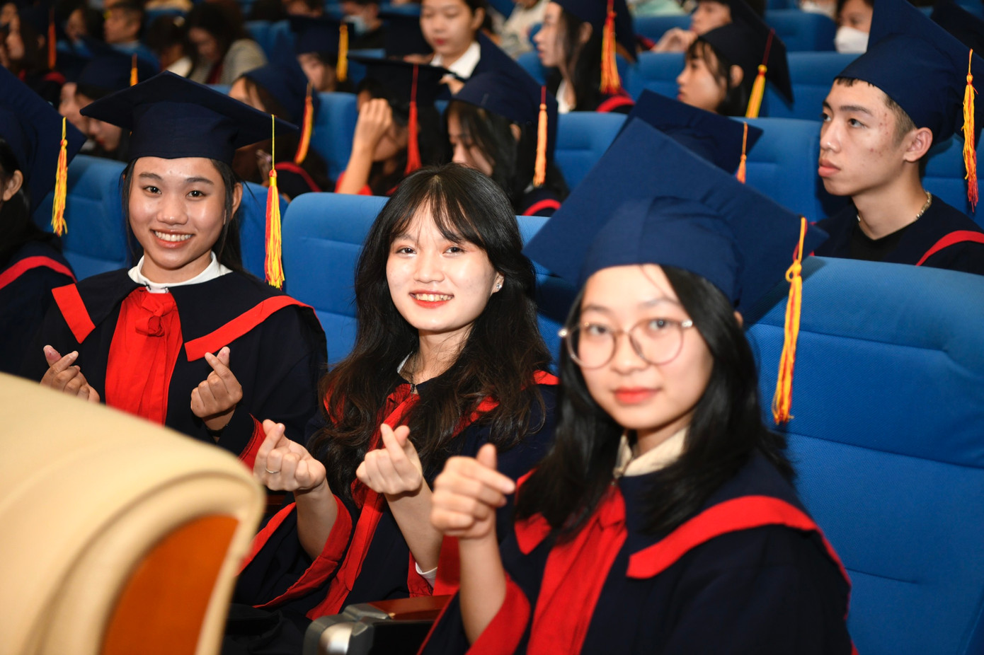 Những nụ cười rạng rỡ sau hành trình dài nỗ lực, vươn lên mọi vất vả, khó khăn.