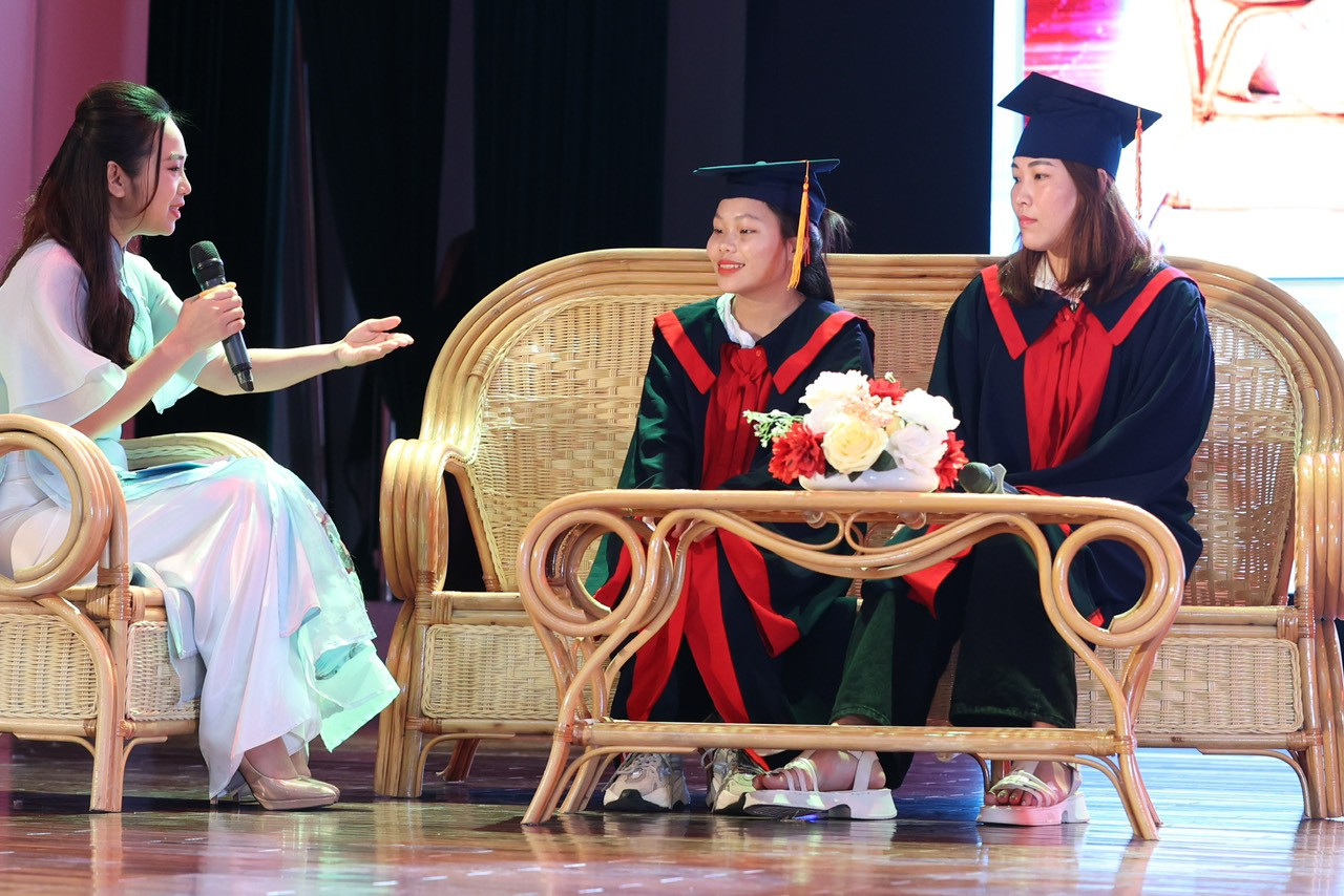 Các sinh viên được mời lên sân khấu giao lưu, chia sẻ câu chuyện, hành trình nỗ lực vượt khó của mình.