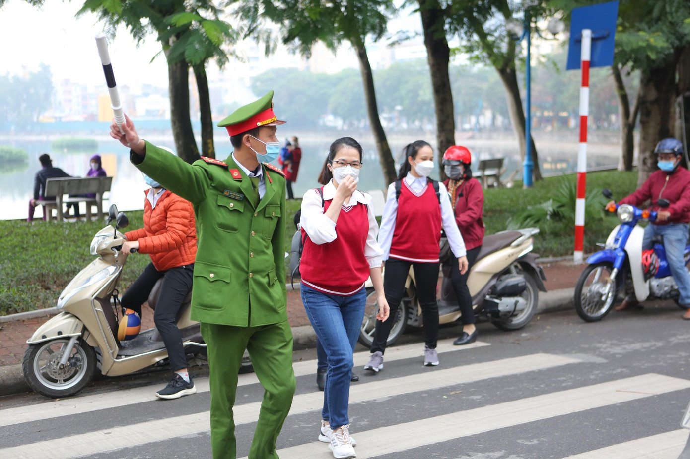 Từ ngoài cổng trường, các lực lượng hỗ trợ phân luồng để học sinh nhanh chóng đi vào lớp, tránh ùn tắc. Từ ngoài cổng trường, các lực lượng hỗ trợ phân luồng để học sinh nhanh chóng đi vào lớp, tránh ùn tắc.
