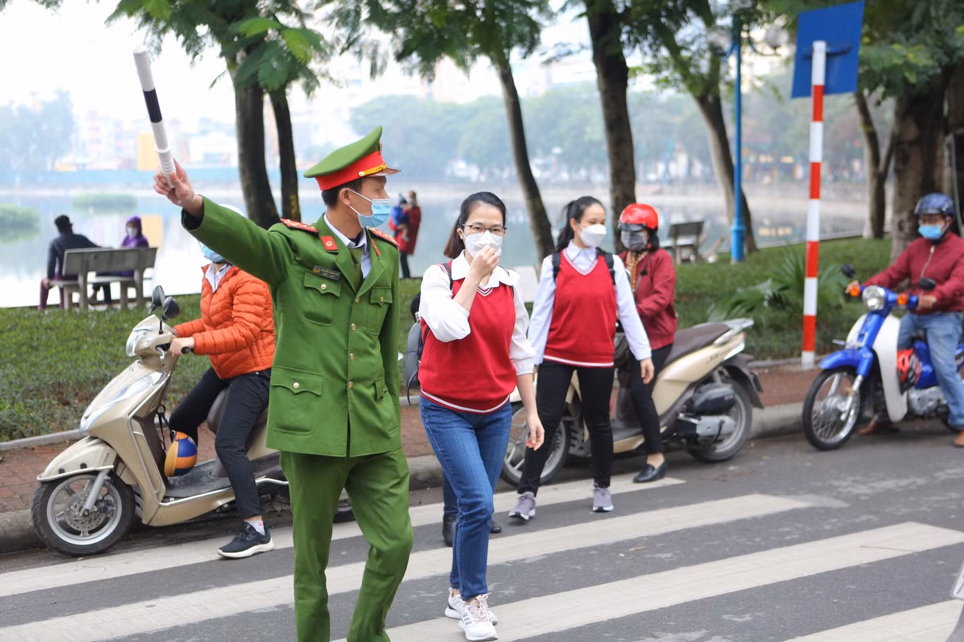 Từ ngoài cổng trường, các lực lượng hỗ trợ phân luồng để học sinh nhanh chóng đi vào lớp, tránh ùn tắc.