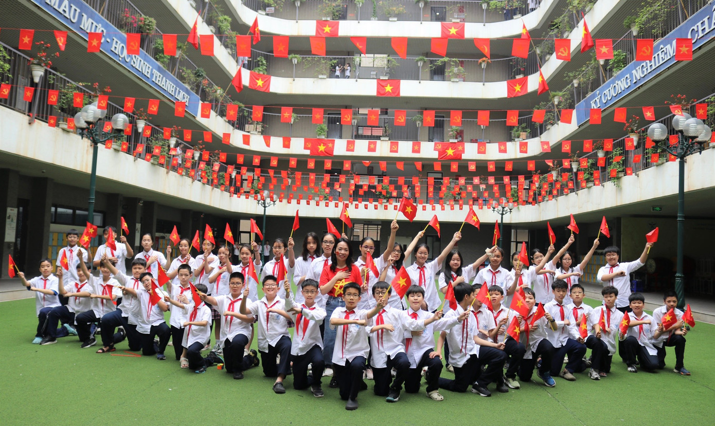 Sân trường, hành lang, lớp học, đâu đâu cũng rợp bóng cờ. Sân trường, hành lang, lớp học, đâu đâu cũng rợp bóng cờ.