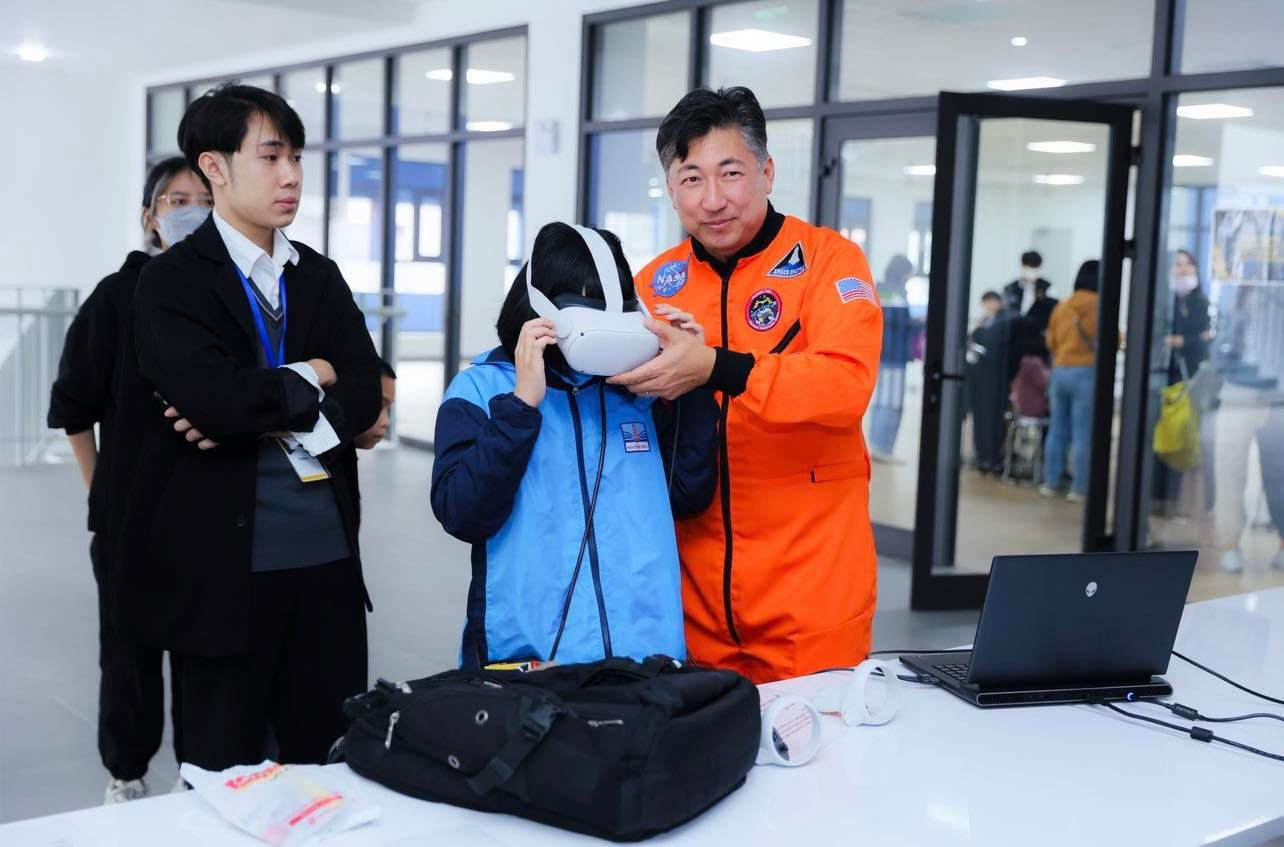 Ông Danny Kim, Giám đốc Điều hành của Q4 Excellence dẫn dắt học sinh tại chương trình. Ông Danny Kim, Giám đốc Điều hành của Q4 Excellence dẫn dắt học sinh tại chương trình.